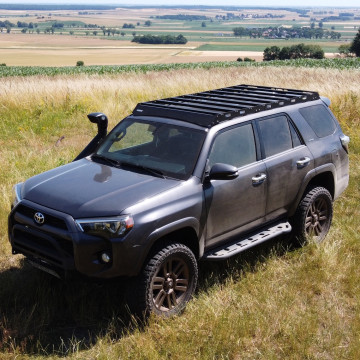 Niskoprofilowy bagażnik dachowy Toyota 4Runner 5 generacji Offroad-Mania — widok z przodu i boku